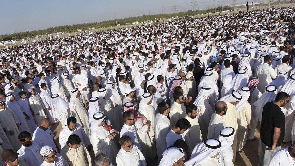Korban Tewas Bom Masjid Syiah Kuwait Dimakamkan Massa