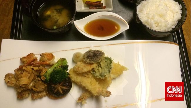 Pada pilihan menu Takjil, menu khas Jepang yang dapat ditemukan adalah sushi, edamame, dan cawan mushi.