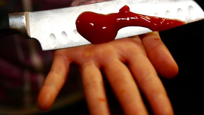Perempuan Jerman Akhiri Perselingkuhan dengan Darah Palsu Seorang perempuan Jerman mencoba mengakhiri hubungan perselingkuhan yang ia miliki dengan berpura-pura mati menggunakan saus tomat sebagai darah.