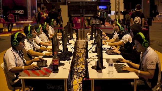 Situs pengembang game EA Games, diduga dibobol sistem situsnya oleh hacker sehingga menyebabkan informasi para anggotanya.