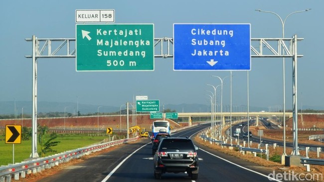 Kecelakaan melibatkan mobil Gran Max berisi 11 orang yang menabrak truk semen yang berhenti di bahu jalan tol Cikopo - Palimanan.