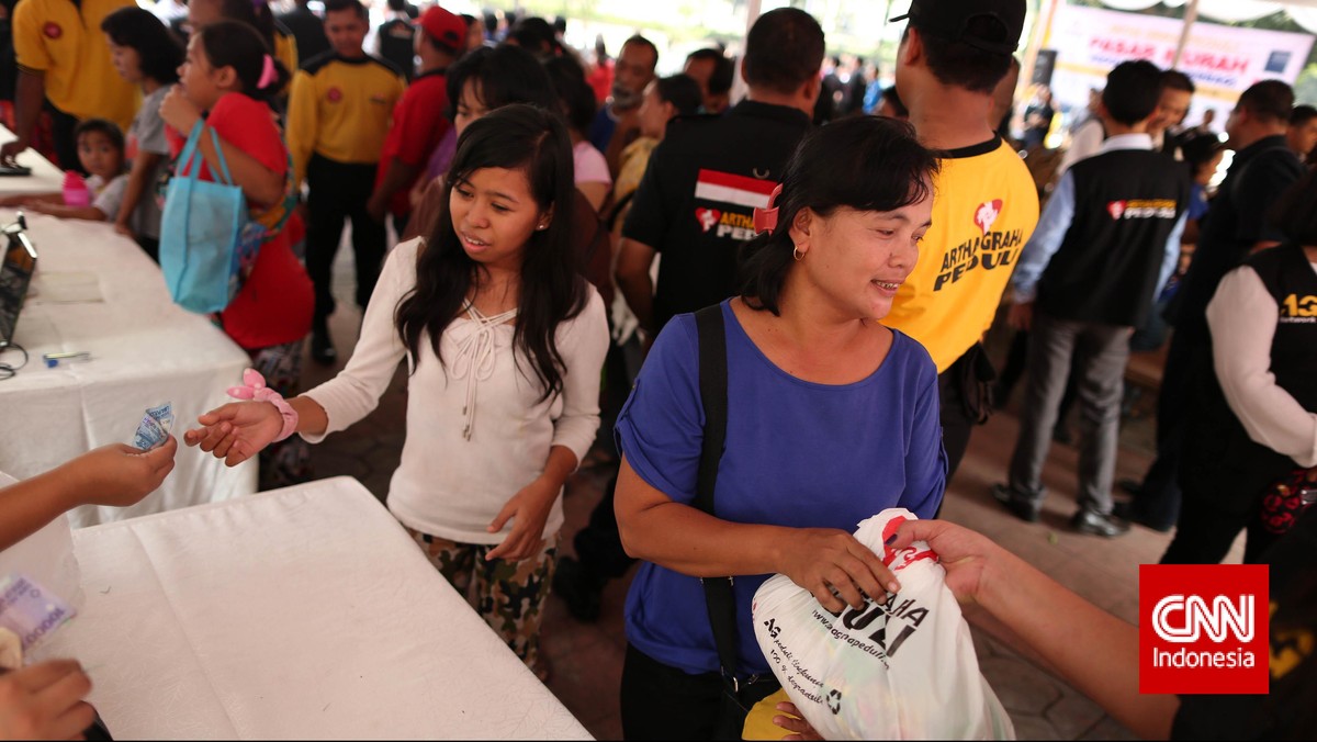 Antri Sembako di Pasar Murah