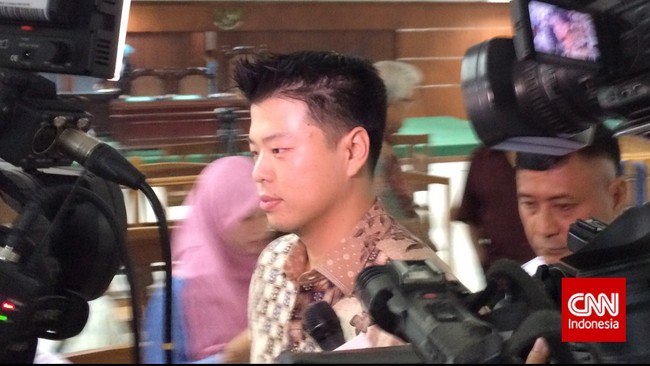 Sidang putusan terdakwa Andrew Hidayat yang diduga sebagai penyuap kader PDIP dijawalkan hari ini. Sebelumnya ia dituntut jaksa tiga tahun kurungan badan.