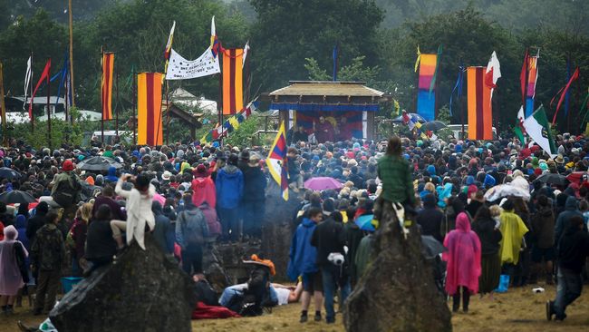 Panitia Glastonbury menyuguhkan pertunjukan penghormatan bagi para musisi yang meninggal dunia setahun belakangan ini.