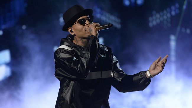 Chris Brown dikabarkan membuat onar di pusat kebugaran The Lifetime. Saat ditegur karena bernyanyi dan mengumpat, ia malah meludah di lantai.