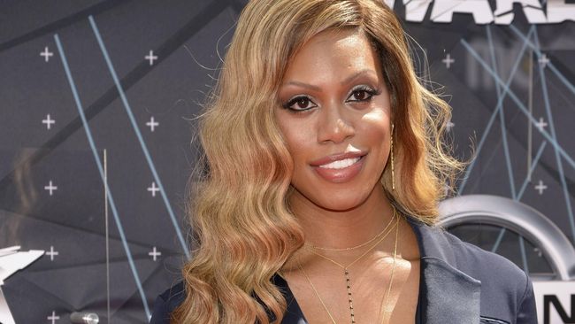 Aktris Laverne Cox memakai koleksi headpiece buatan desainer aksesori Indonesia, Rinaldy Yunardi.