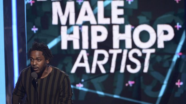 Jika Barack Obama menyukai lagu milik Kendrick Lamar, maka sang istri, Michelle Obama, menyukai lagu dari Mark Ronson dan Bruno Mars.