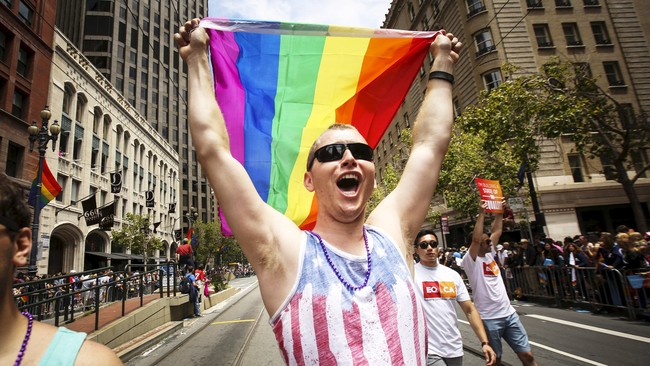 Merasa aneh tiba-tiba banyak foto profil di Facebook menjadi pelangi? Itu adalah bentuk dukungan 'rakyat' Facebook terhadap pengakuan pernikahan bagi LGBT.