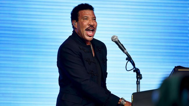 Penampilan Richie di Glastonbury membuat banyak orang berdecak kagum. Umurnya sudah 66 tahun, namun aura bintangnya masih terasa.