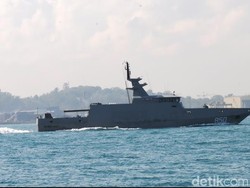 Dramatis! TNI AL Selamatkan Bocah yang Terombang-ambing di Lautan