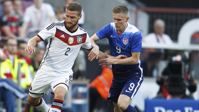 Shkodran Mustafi mengakui keputusannya pindah ke Arsenal berkat andil kompatriotnya di timnas Jerman, Mesut Oezil.