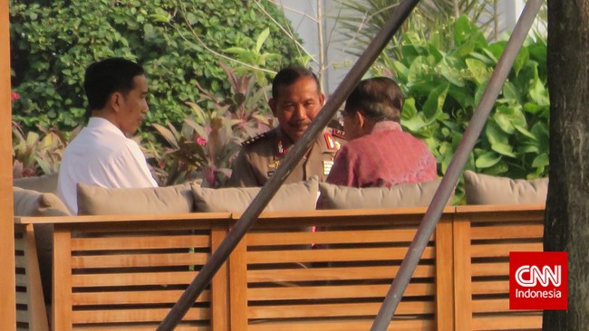 Kapolri Jenderal Badrodin Haiti merayakan hari Raya Idul Fitri dengan mudik selama lima jam ke kampung halaman dan menikmati sayur lodeh masakan isteri.