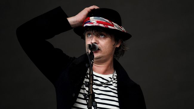 Sang konselor, Dylan Kerr, menemani selama The Libertines berkonser di Meksiko dan sekitarnya, pada November.