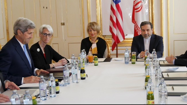 Iran menahan seorang anggota tim negosiator yang ikut serta dalam kesepakatan nuklir dengan negara adidaya atas tuduhan spionase. 