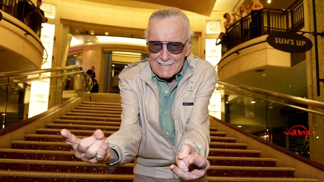 Stan Lee merupakan komikus legenda yang menciptakan banyak karakter pahlawan super di Marvel. Kini, ia muncul di setiap film Marvel sebagai kameo.
