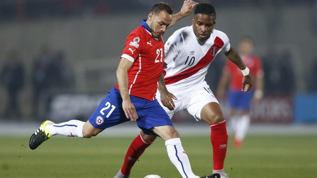Menghadapi Peru yang berlaga dengan sepuluh pemain, timnas Chile berhasil meraih keunggulan sementara 1-0 di babak pertama semifinal Copa America 2015.