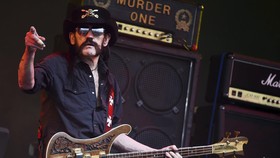 Lemmy Terkejut Setelah Melihat Bentuk Vibrator 'Motorhead'
