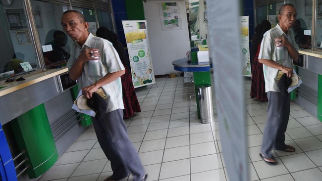 Manajemen Pegadaian menyatakan sekitar Rp3 triliun berasal dari Penawaran Umum Berkelanjutan (PUB) dan sisanya pinjaman dari bank mitra perseroan.