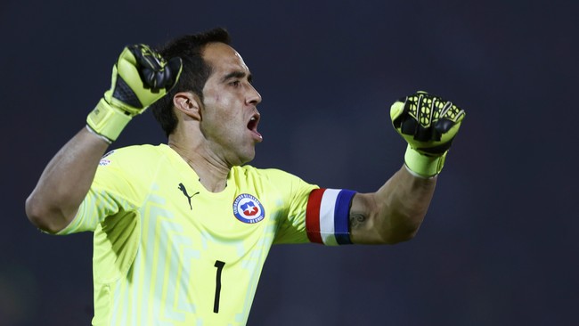 Claudio Bravo menegaskan bahwa Chile siap menghadapi siapapun di babak final, termasuk rekan setimnya di Barcelona, Lionel Messi.