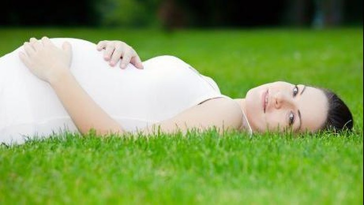 Bunda yang sedang hamil berencana babymoon? Yuk, simak dulu hal-hal apa saja yang perlu dipersiapkan.