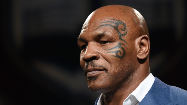 Si Leher Beton, Mike Tyson, adalah fenomena tinju dunia di era 1990an. Mengapa dia tak bisa dilupakan? Apakah karena ia menggigit telinga Evander Holyfield?