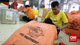 Sibuknya Pak Pos Mengurus Paket Jelang Lebaran
