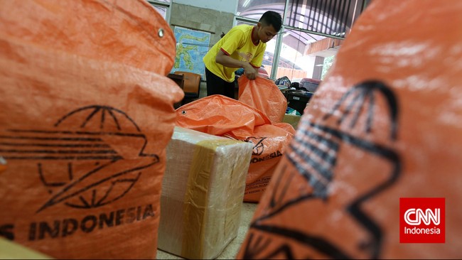 PT Pos Indonesia berencana menaikkan tarif harga dasar pengiriman paket sebesar 30 persen mengingat tarif yang berlaku sejak 2009 dianggap sudah tak rasional.