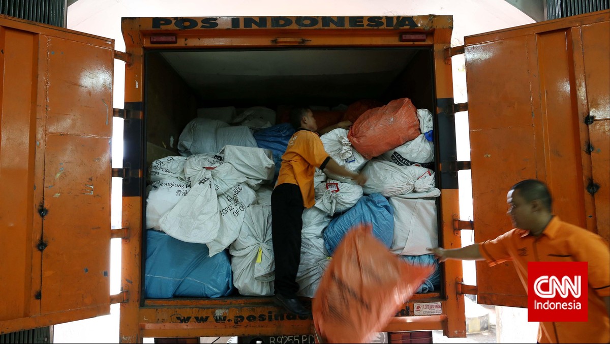 Sibuknya Pak Pos Mengurus Paket Jelang Lebaran