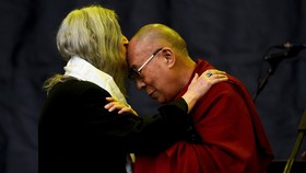 Kearifan Dalai Lama Meriahkan Glastonbury 2015