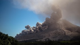 Gunung Raung Siaga, Australia Batalkan Penerbangan ke Bali