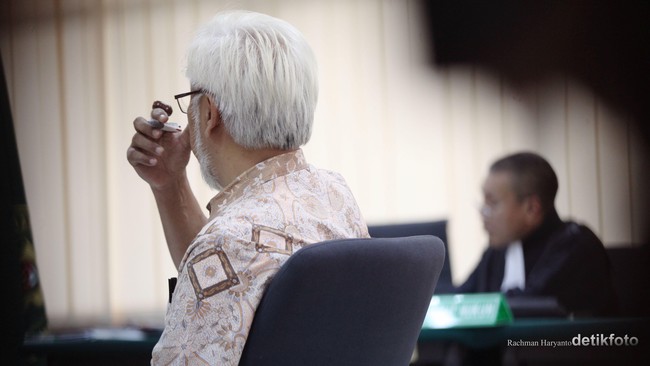 Suroso Atmo Martoyo berpendapat semua tuduhan kepadanya semestinya diarahkan ke Direktur PT SI, Muhammad Syakir.