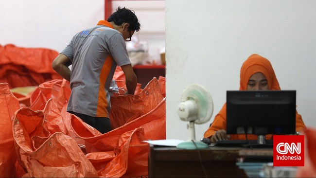 Sibuknya Pak Pos Mengurus Paket Jelang Lebaran