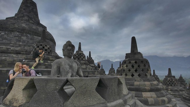 Istana Sebut Ada Usulan Stairlift Candi Borobudur Dipasang Permanen Kepala Kantor Komunikasi Kepresidenan (PCO) Hasan Nasbi mengaku menerima usulan agar pemasangan stairlift di Candi Borobudur dapat diterapkan permanen.