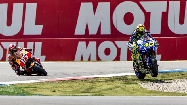 Marc Marquez mengalami kecelakaan pada lap ke-13 di MotoGP Inggris. Hasil di Sirkuit Silverstone membuat Marquez saat ini tertinggal 77 poin dari Rossi.