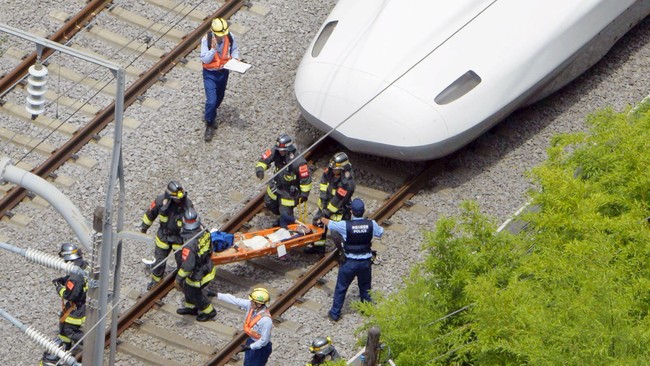 Dua orang dalam sebuah kereta peluru atau Shinkansen di Jepang, tewas setelah seorang pria menyiram badannya dengan minyak dan membakar dirinya.
