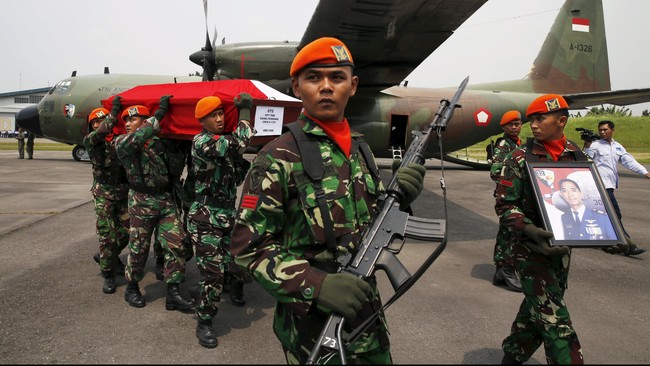 Danlanud Skuadron 32 Hadi Tjahjono langsung memimpin pemakaman malam ini dengan upacara militer yang penuh haru.