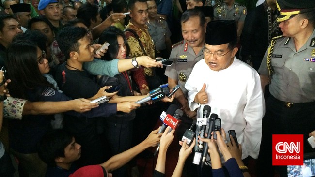 Menurut JK, keberadaan warga sipil dalam pesawat Hercules merupakan bentuk kontribusi TNI bagi warga sipil di tanah air. 
