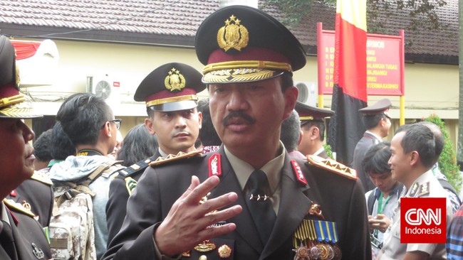 "Milih Kapolri itu ruwet, jadi sebaiknya sekalian ruwet untuk jangka waktu yang panjang. Kalau tahun depan ruwet lagi, itu enggak efisien," kata Adrian.