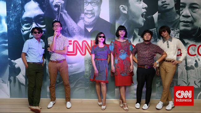 Saksikan aksi White Shoes and the Couples Company,  salah satu grup band indie paling populer, di CNN Indonesia Music at Newsroom, siang ini.