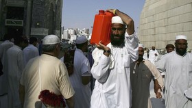 Ribuan Galon Air Zamzam Palsu Disita di Mekkah