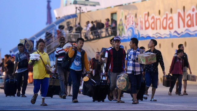 Penumpang turun dari KM Tidar yang bersandar di Pelabuhan Tanjung Priok Jakarta, Selasa (30/6). Sejumlah warga memilih untuk mudik lebih awal untuk menghindari kepadatan penumpang arus mudik yang menggunakan transportasi laut. ANTARA FOTO/Wahyu Putro A/ss/foc/15.