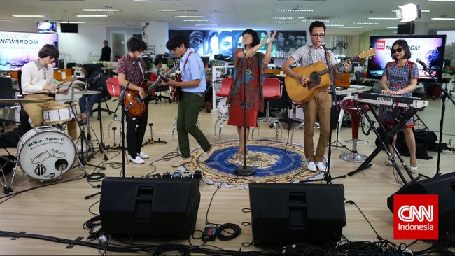 Ada tiga musisi yang akan tampil dan berbincang dengan Music at Newsroom edisi spesial, Rabu (24/4): NonaRia, Deredia dan White Shoes and The Couples Company.