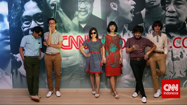 Dua agenda White Shoes di Jawa Timur, pertunjukan musik dan pemutaran film dokumenter, mengingatkan dua agenda sepekan lalu Jakarta.