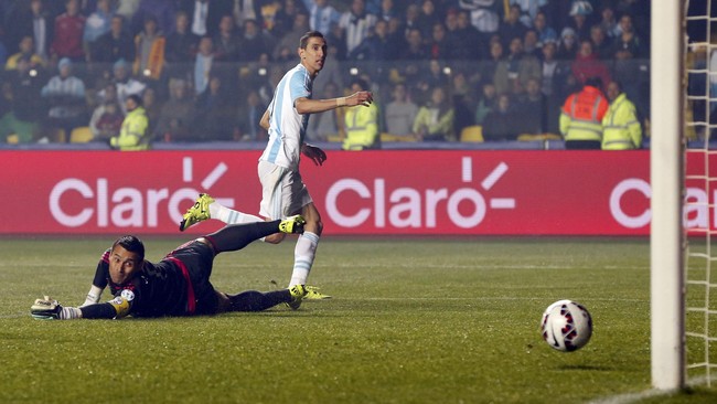 Tim nasional Argentina memastikan tiket ke laga final Copa America 2015 berada di tangannya setelah meraih kemenangan besar 6-1 atas Paraguay, Rabu (1/7).