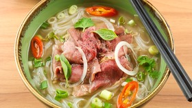 Menikmati Semangkuk Mi khas Vietnam di Atas Meja Bar Modern