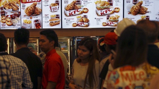 KFC untuk pertama kalinya dibuka di Myanmar setelah sistem pemerintahan berganti dari junta militer ke demokrasi.