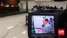 Istri-Anak Tangisi Vonis Bui Satu Dekade Sutan Bhatoegana