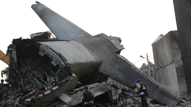 Selasa siang (30/6), gemuruh kencang terdengar di Padang Bulan, Medan. Langit mendadak oranye oleh kobaran api hebat. Pesawat Hercules TNI AU meledak di udara.