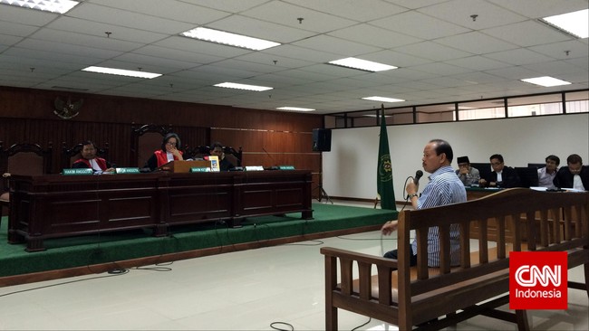 Istri Sutan Bhatoegana mengusap air mata dengan tisu. Sang anak, mengurungkan niat bertemu ayahnya di ruang sidang.