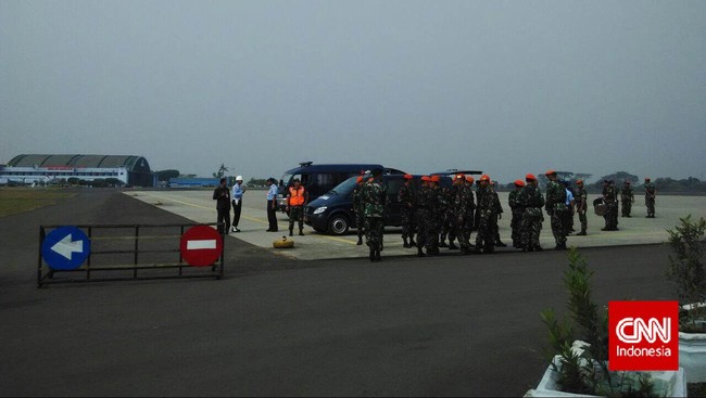 Selain ambulans, terlihat pula ratusan prajurit TNI AU berbaris mempersiapkan diri untuk kedatangan jenazah yang diterbangkan dari Lanud Suwondo, Medan.